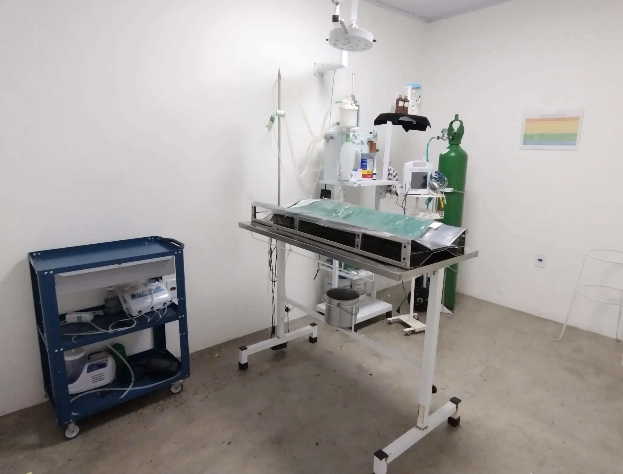 Centro cirúrgico da Clínica Cuidar com equipamentos modernos