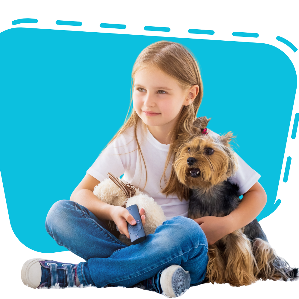 Menina com cachorro e fundo blob teal